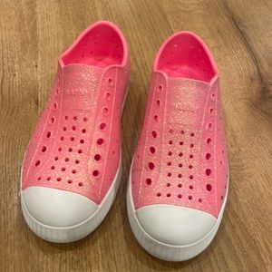 Sparkly hot bright pink natives size 13, gently used! Euc